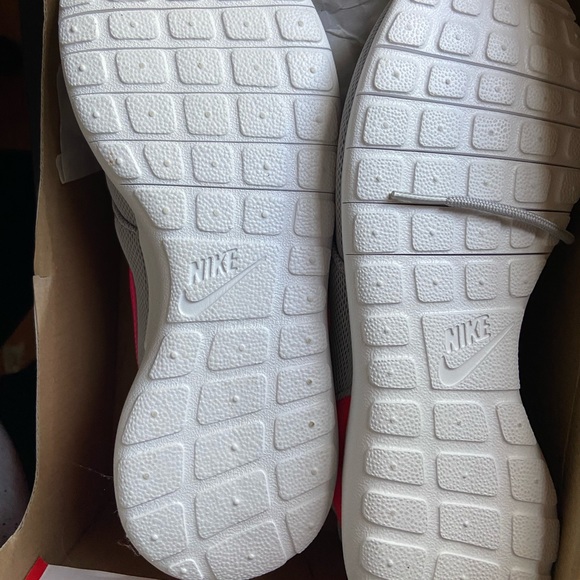 Nike Roshe Shoes - Picture 4 of 6